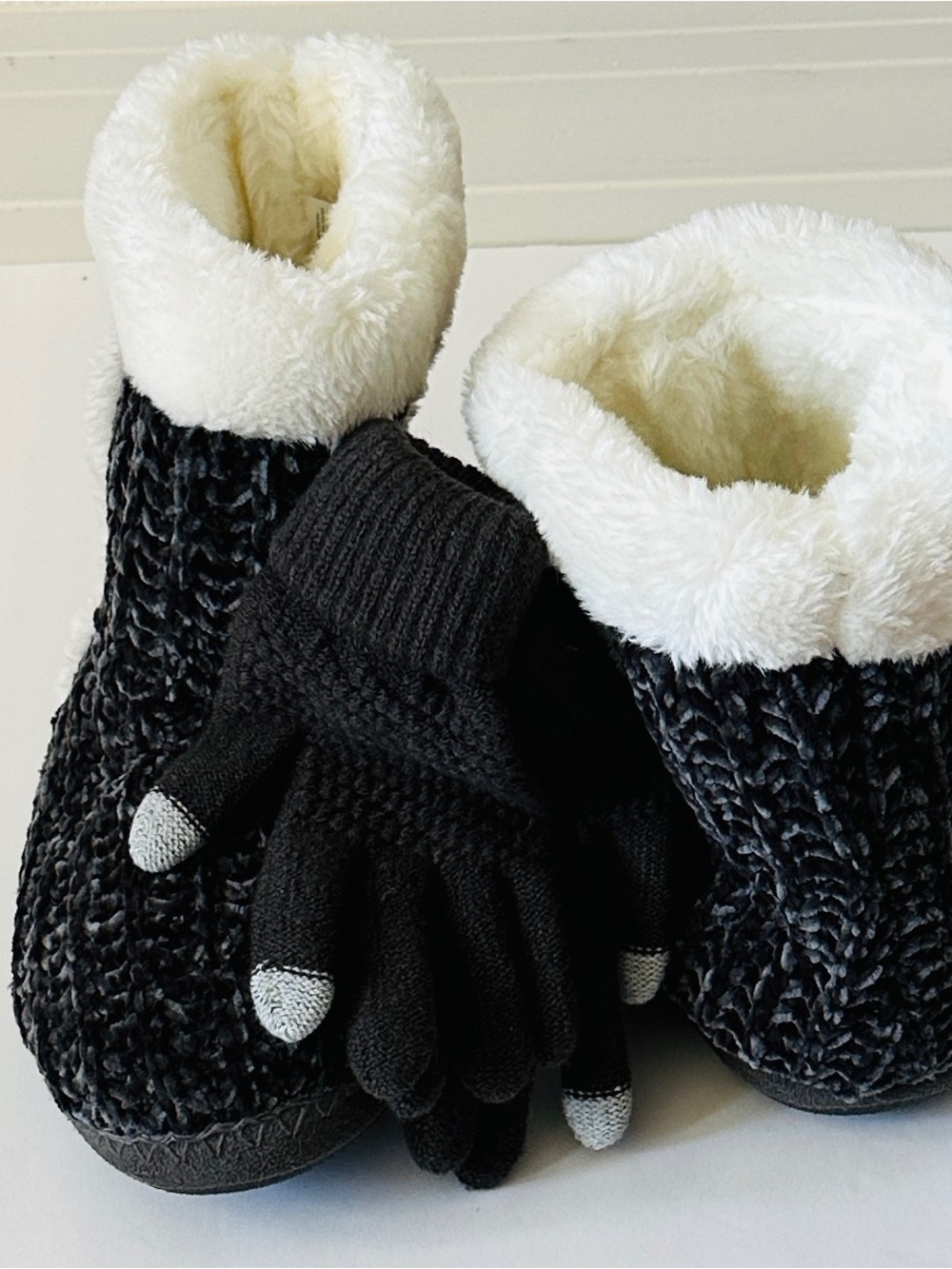 Source Unknown Black Knit Ankle Booties with Cream Faux-Sherpa Cuff